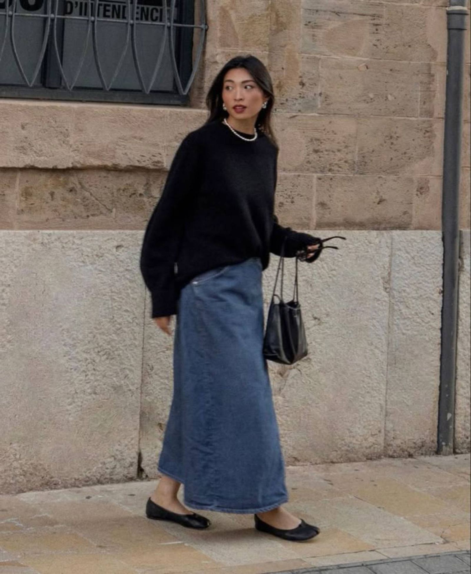 Falda vaquera larga con jersey y bailarinas negras. Falda vaquera larga con jersey y bailarinas negras.