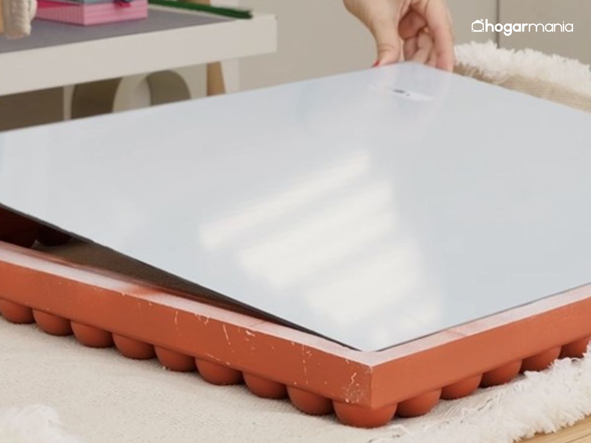 Cuando la pintura está completamente seca, se coloca el espejo con cuidado sobre el marco ya decorado.