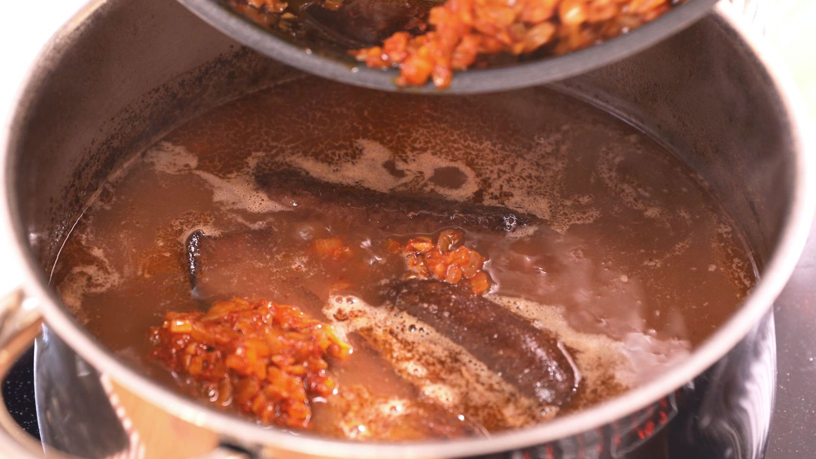 Añade el sofrito a la cazuela Alubias rojas con morcilla y chorizo paso 4