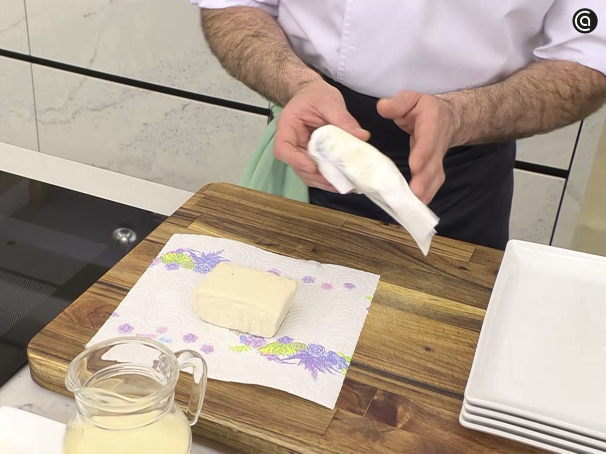 Envuelve los bloques de tofu con papel de cocina