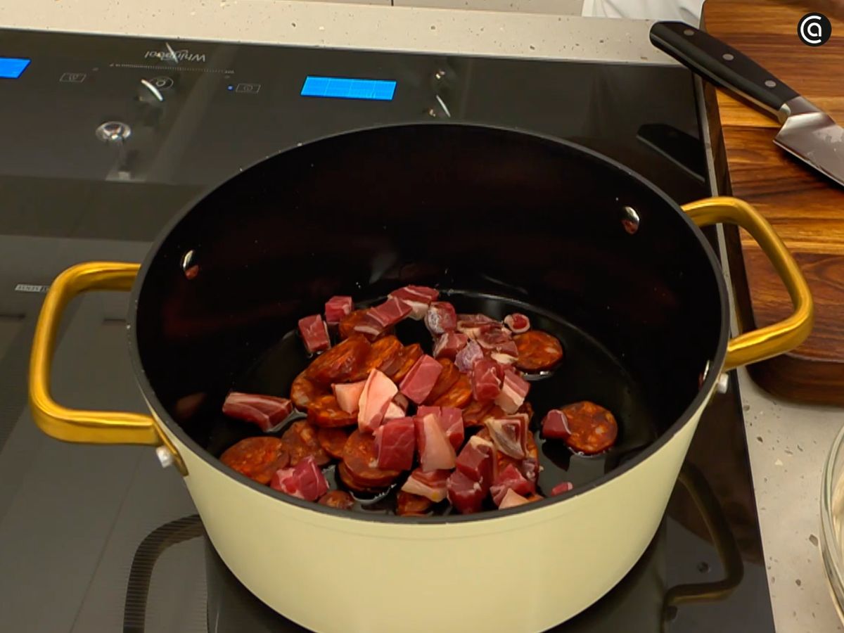 Corta el chorizo en rodajas y rehógalo en una cazuela