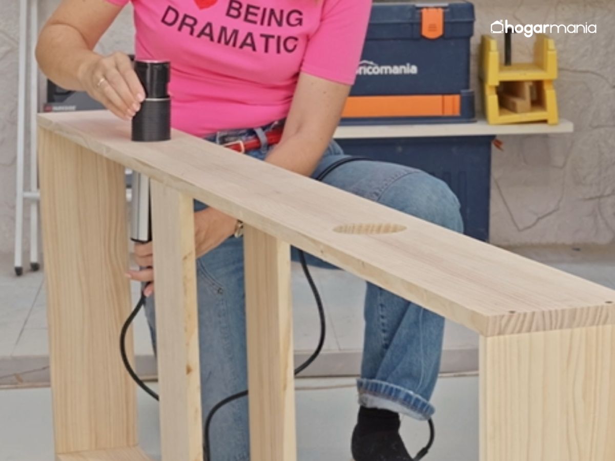 Colocamos la base de enchufes empotrable y fijamos el casquillo.