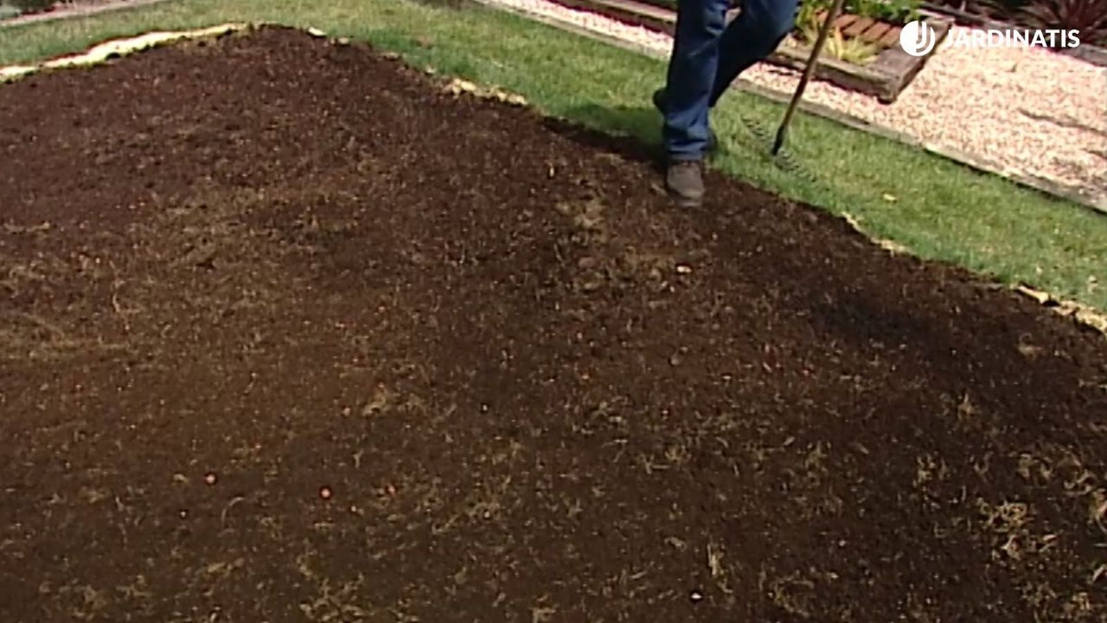 La resiembra es muy útil en jardines que han soportado el peso de estructuras La resiembra es muy útil en jardines que han soportado el peso de estructuras