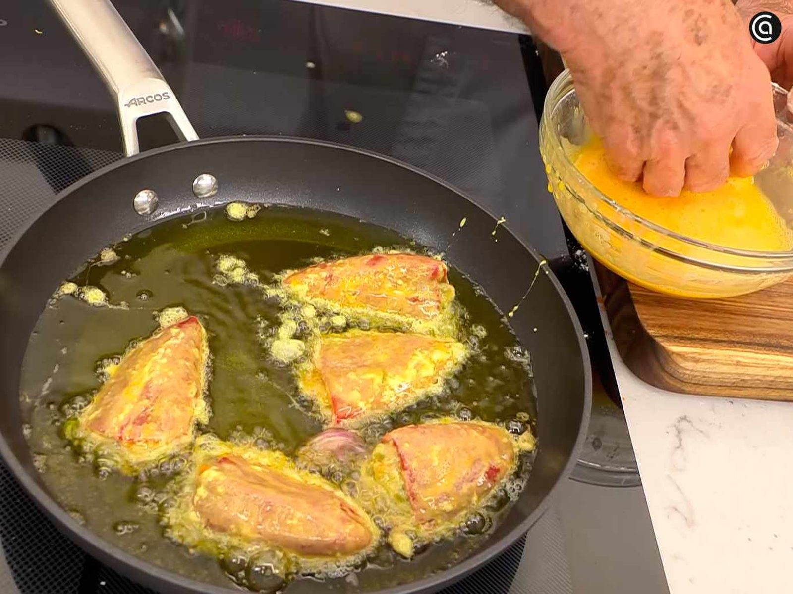 Reboza y fríe los pimientos del piquillo rellenos de verduras Reboza y fríe los pimientos del piquillo rellenos de verduras