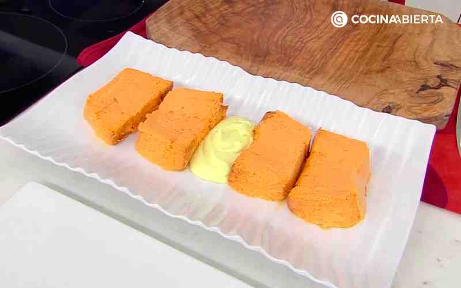 Acompaña el pastel de piquillos con mahonesa Acompaña el pastel de piquillos con mahonesa