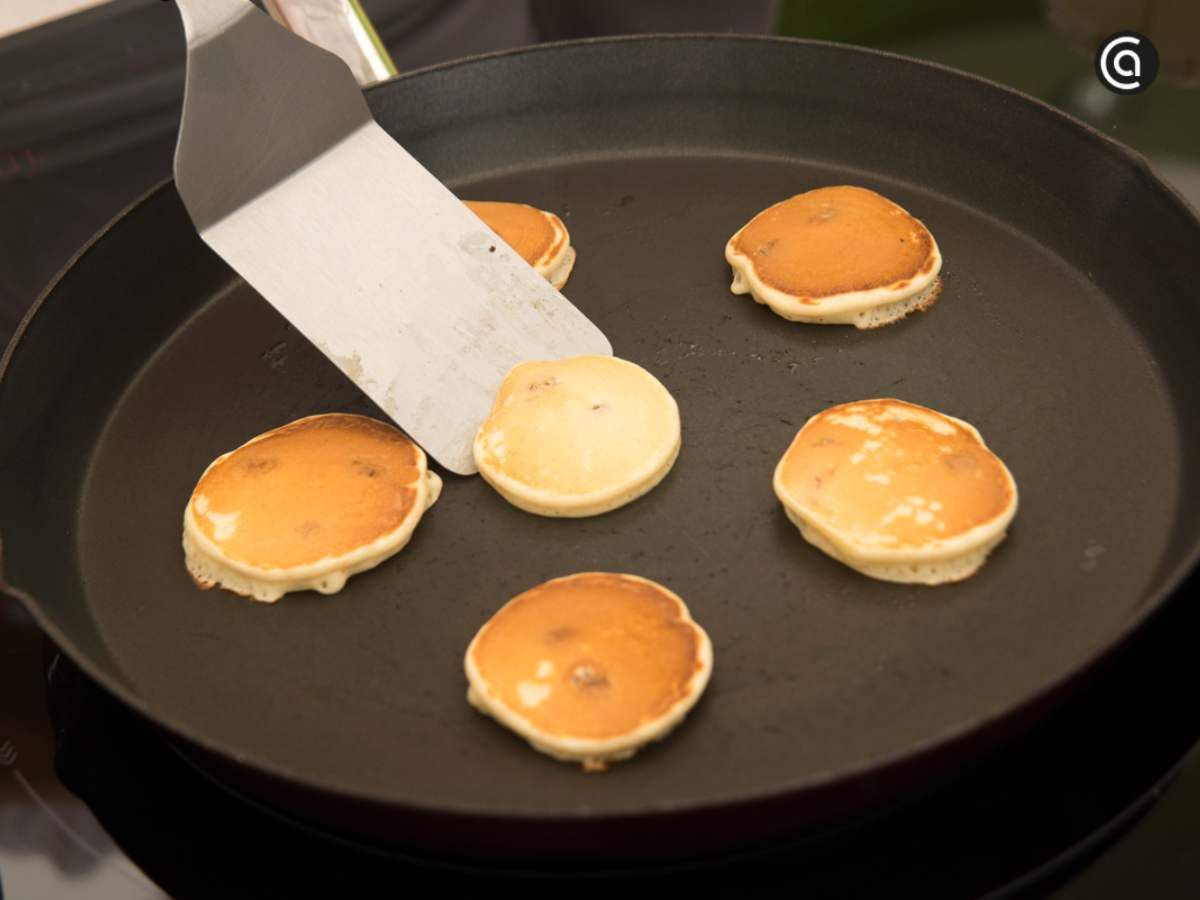 Cocina los blinis en la plancha