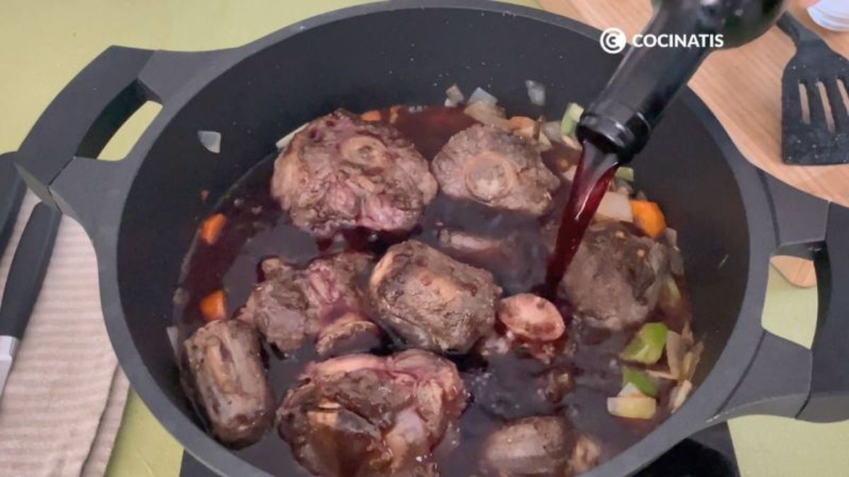 Añadimos el vino tinto al rabo de toro