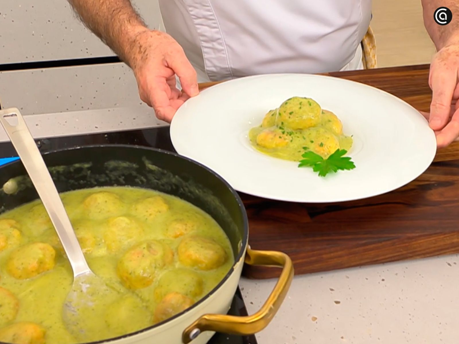 Espolvorea perejil fresco picado sobre las albóndigas de pollo con salsa de calabacín