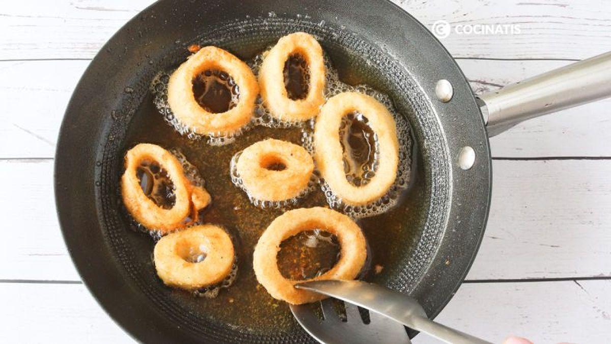 Freímos las anillas de calamar recién enharinadas