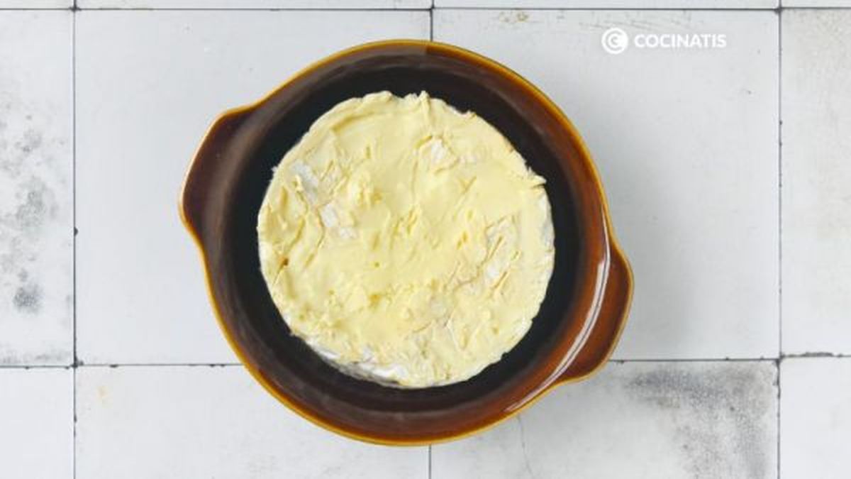 Retiramos la parte superior del queso camembert