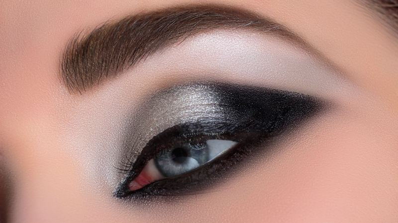 Smokey eyes en negro a falta de las pestañas postizas