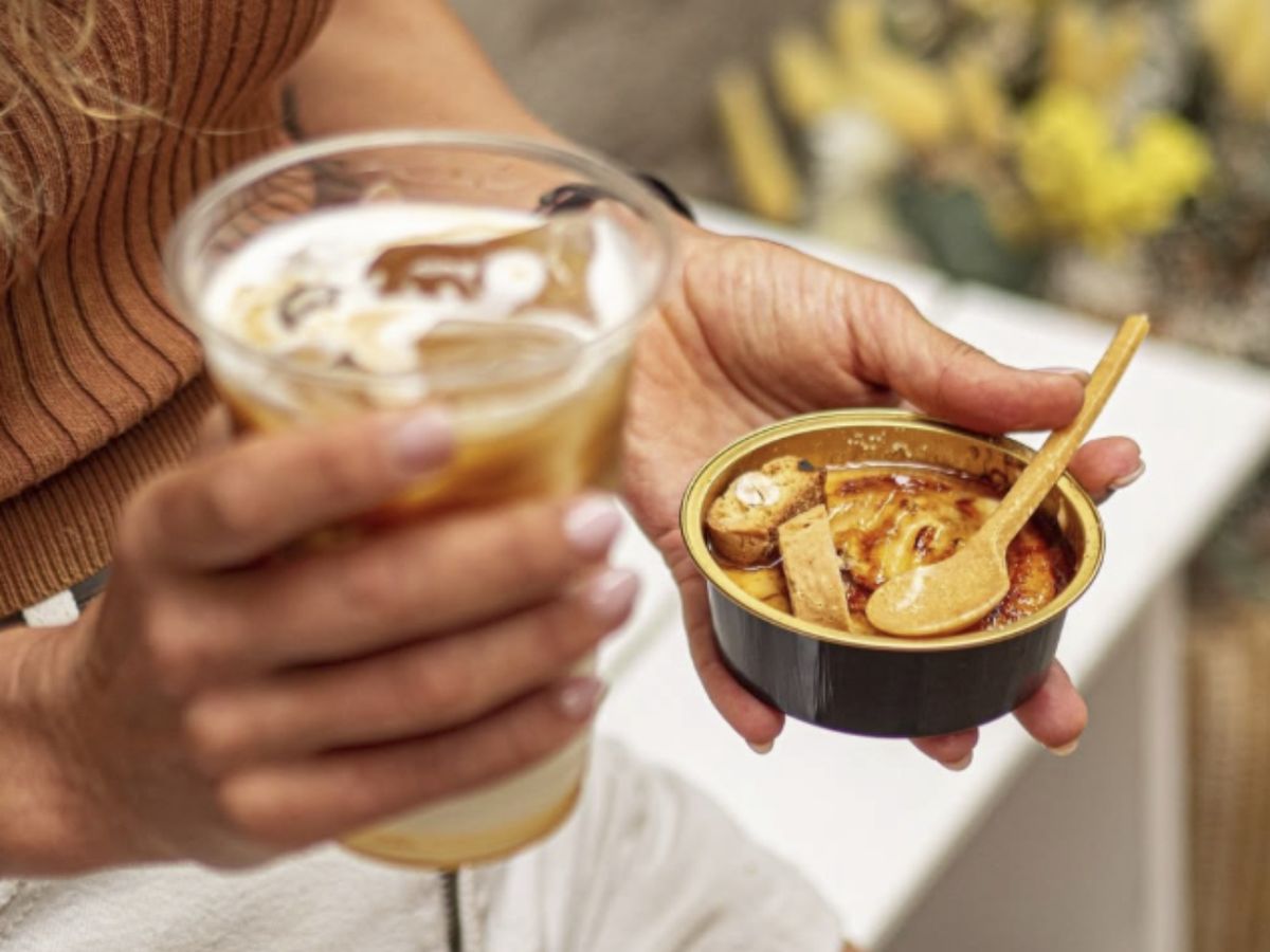Ofrecen crema catalana para llevar y café de especialidad