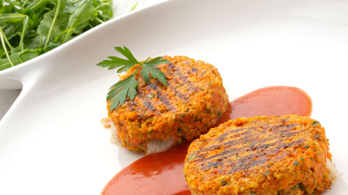 Puedes añadirles queso a tus hamburguesas de calabaza para potenciar su sabor