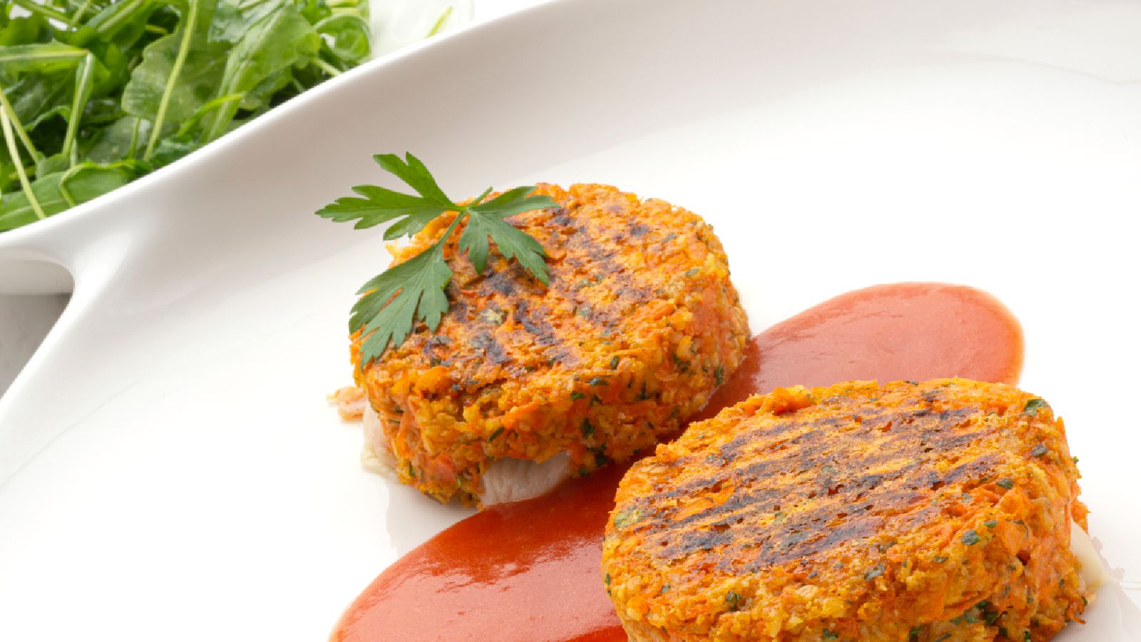 Puedes añadirles queso a tus hamburguesas de calabaza para potenciar su sabor