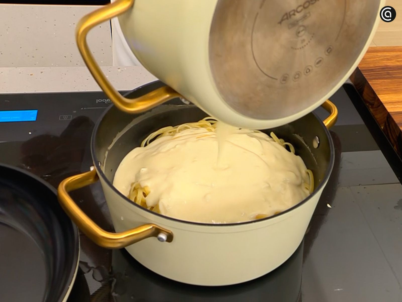 Mezcla los tallarines recién cocidos con la salsa Alfredo caliente