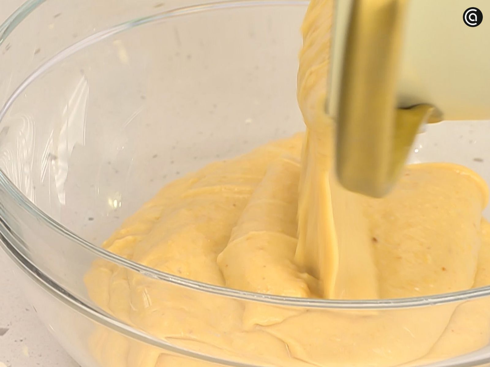 Vierte la crema en un bol y deja que se enfríe