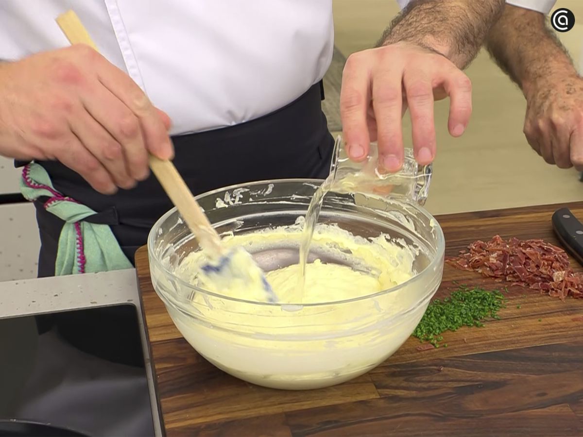 Añade el caldo de jamón y el aceite de oliva e integra bien