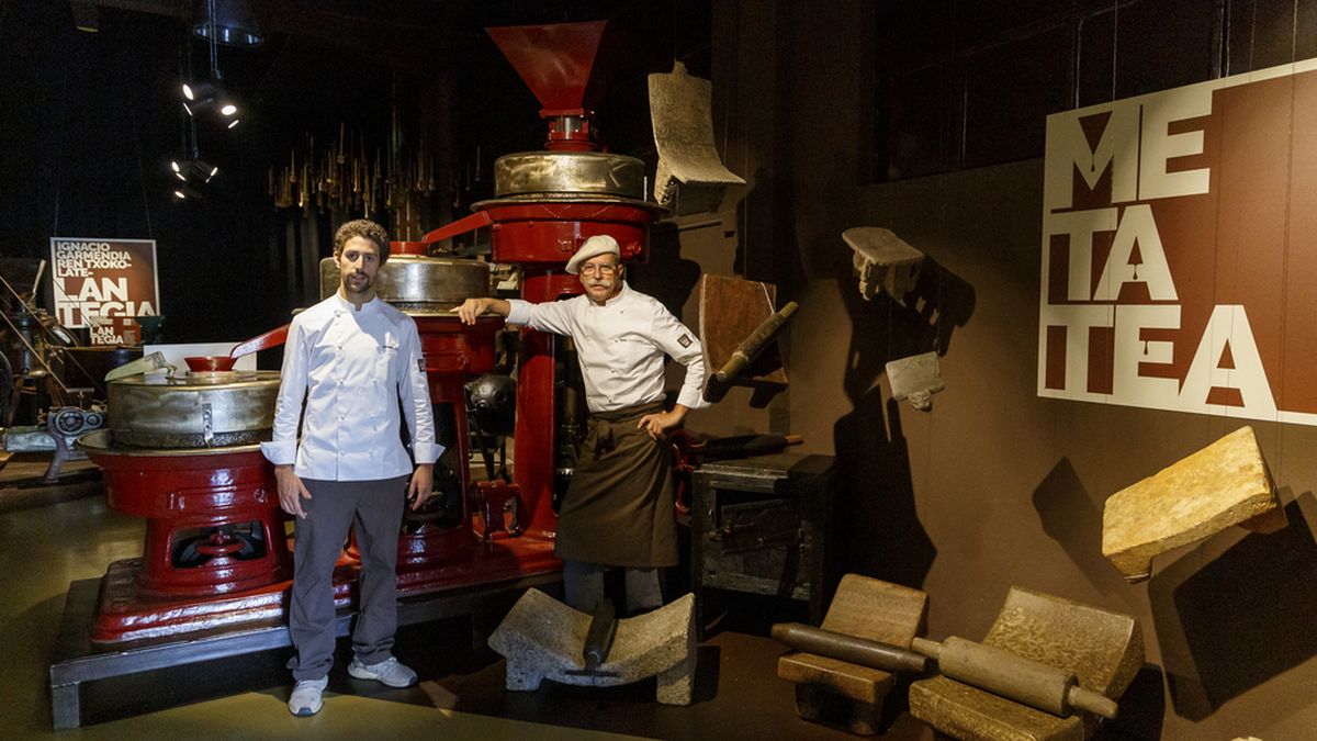 Rafa Gorrotxategi y su hijo Armintz en el museo