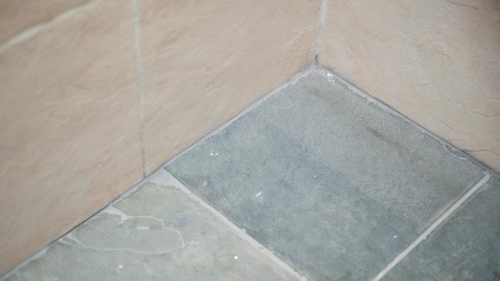Nueva junta del baño terminada para evitar humedades