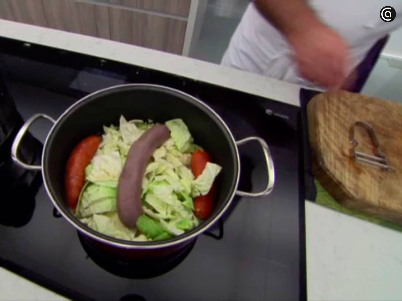 Añade el repollo, la morcilla y el chorizo en la otra cazuela