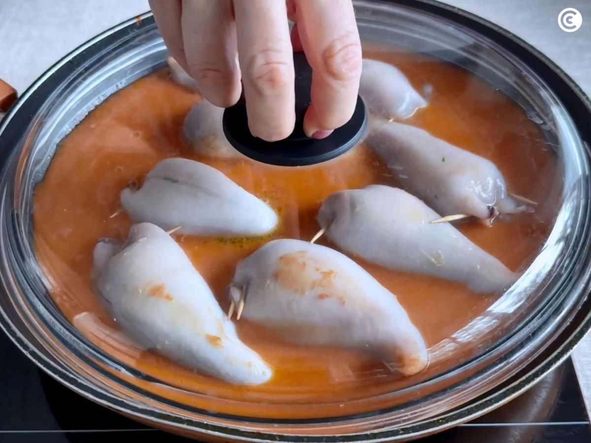 Cocinar los calamares rellenos en salsa
