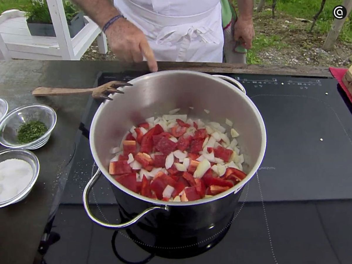 Cocina los ajos, la cebolla y los pimientos