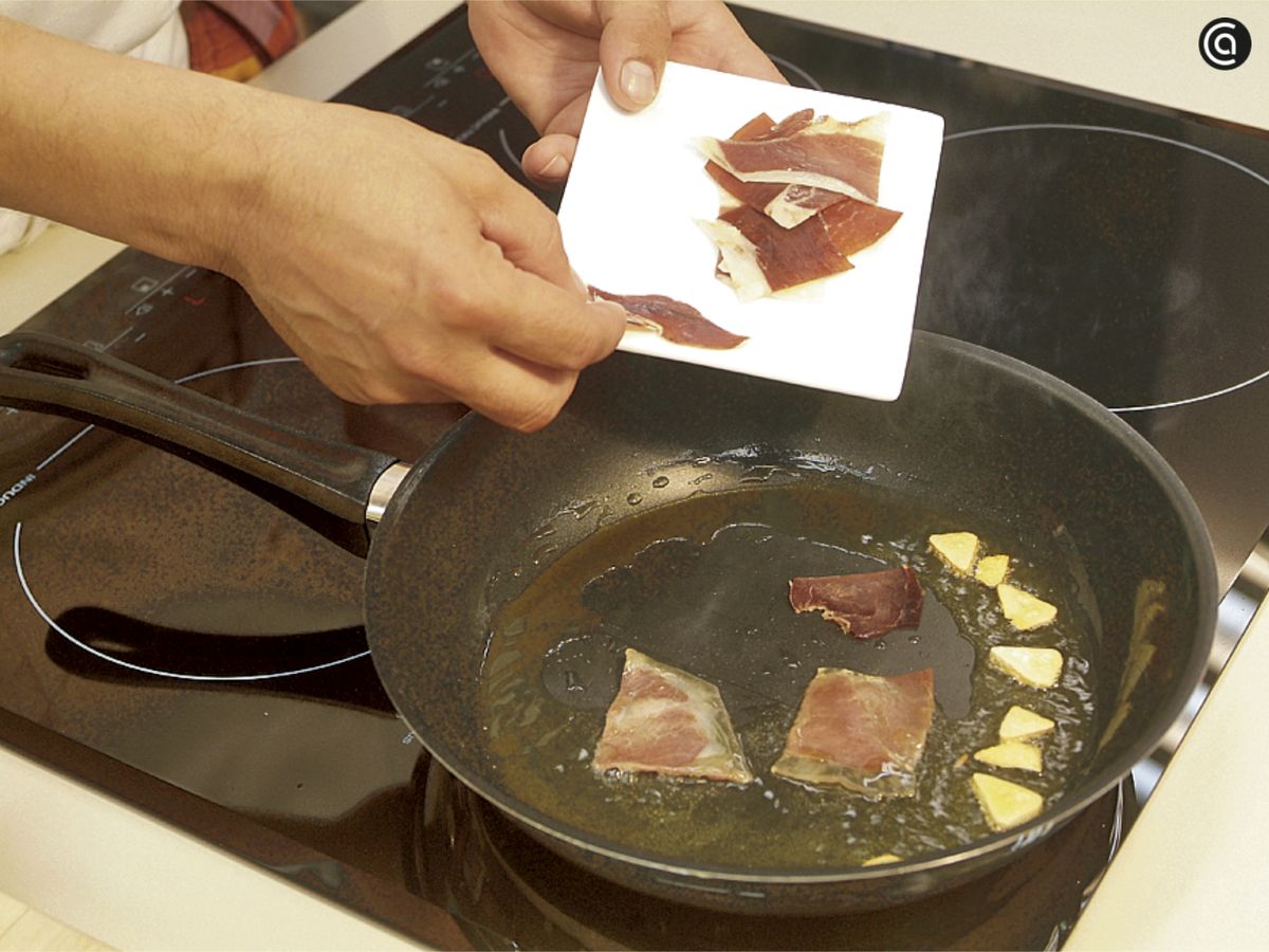 Saltea el jamón con el ajo