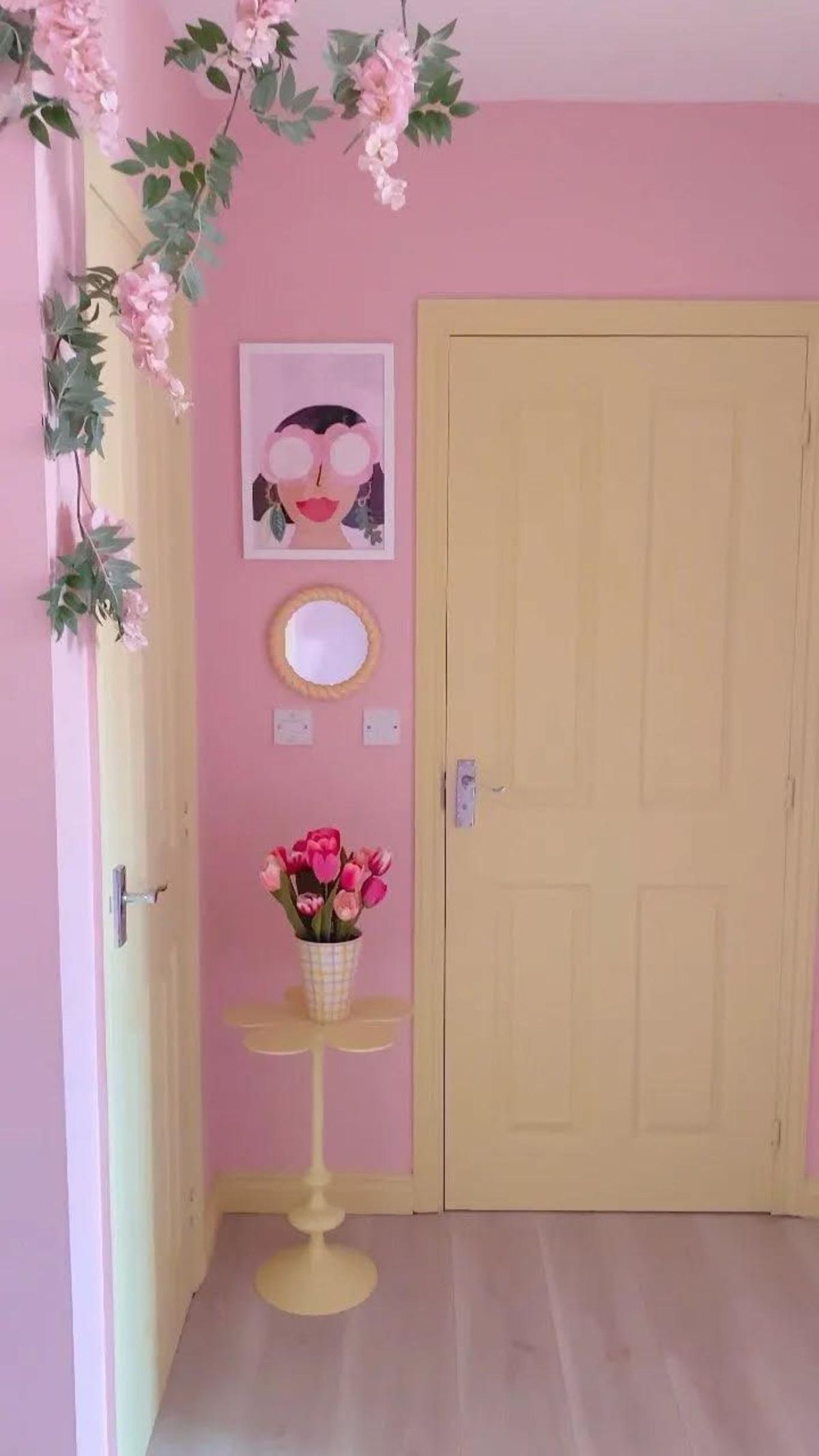 Puerta de interior amarillo pastel.