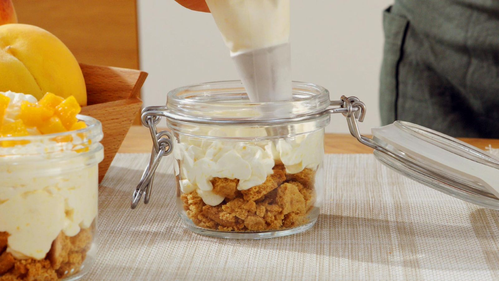 Monta la mousse en un tarro de cristal Receta de mousse de melocotón con nata paso 7