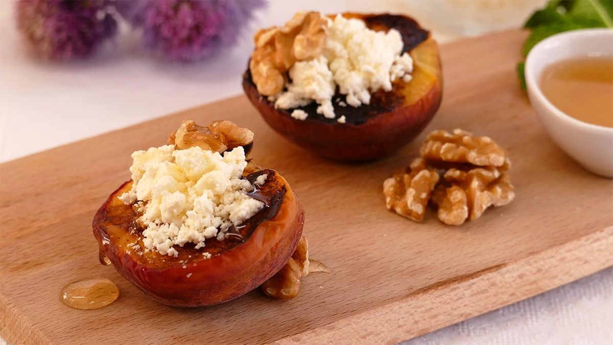 Receta de melocotón a la plancha con queso fresco, nueces y miel