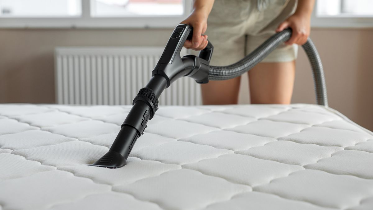 El colchón también acumula polvo y suciedad