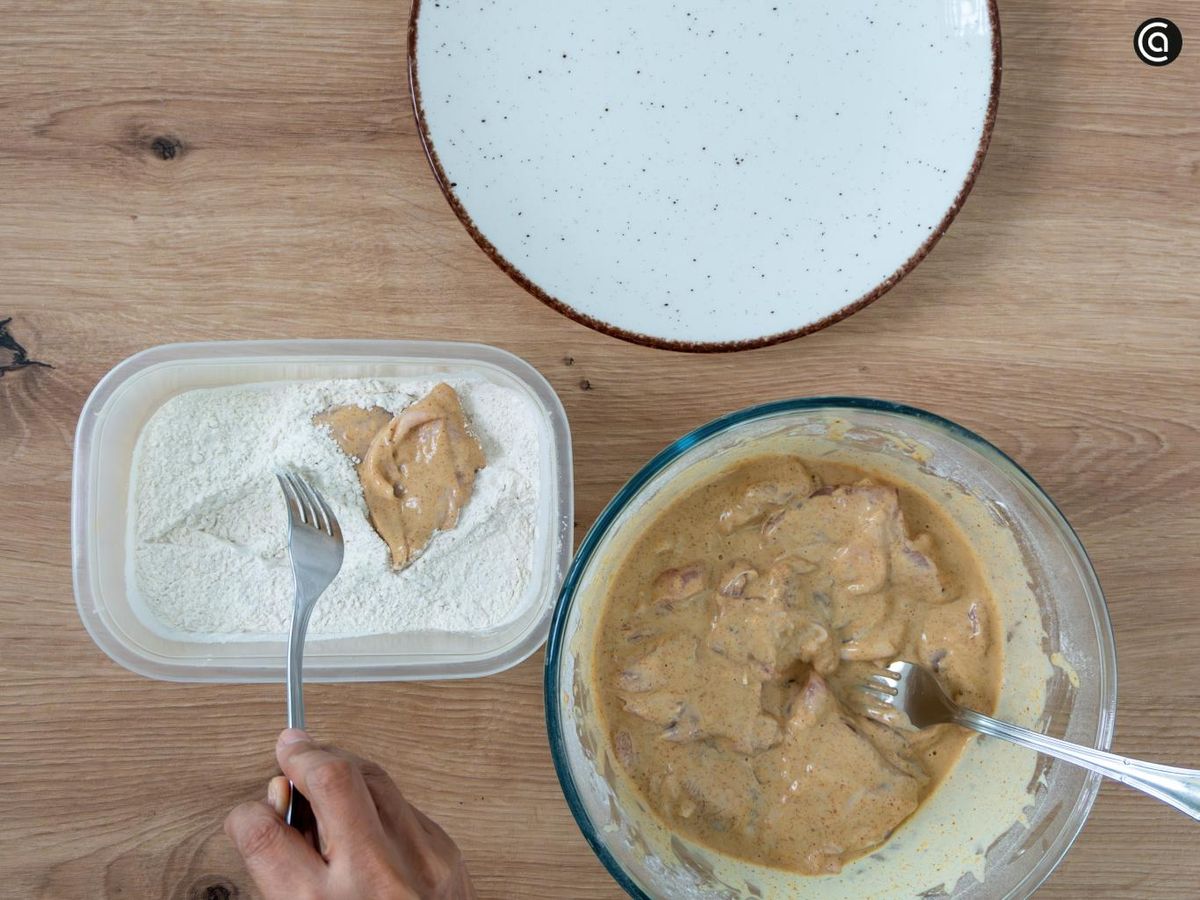 Pon el pollo en el táper, tapa y agita bien para lograr un rebozado fino