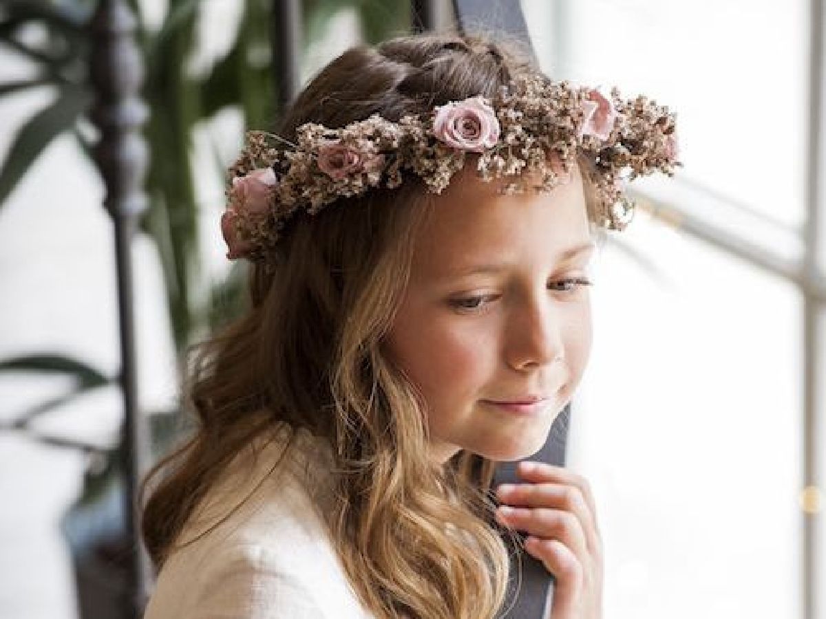 Peinado con pelo suelto para comunión y corona de flores