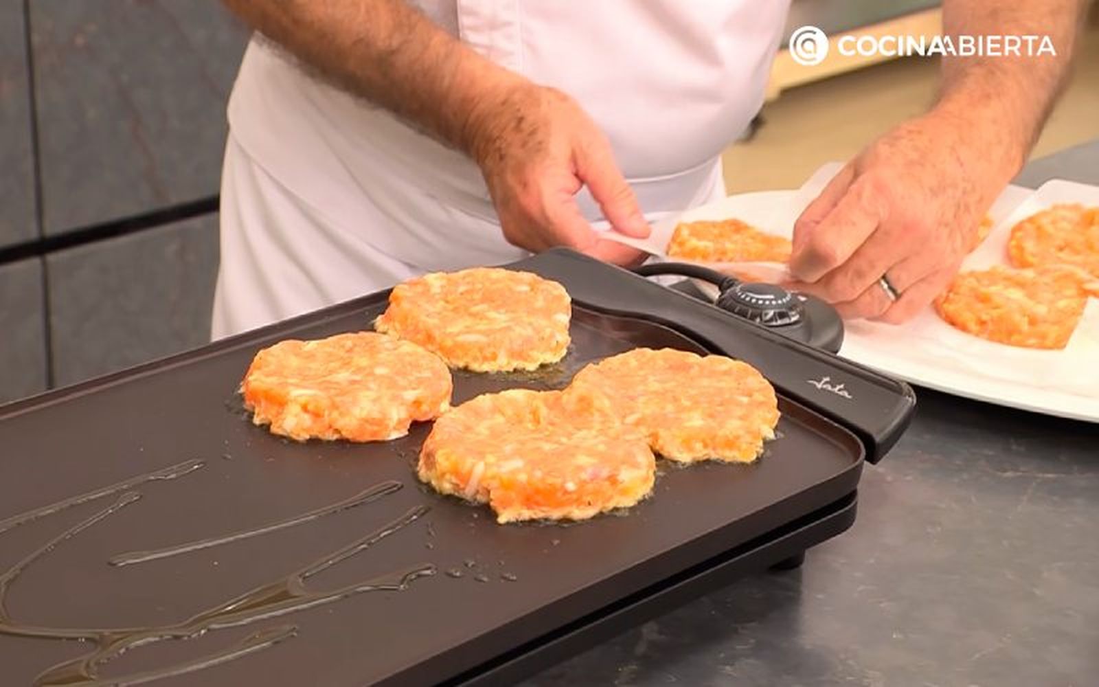 Cocina las hamburguesas 1-2 minutos por lado Cocina las hamburguesas 1-2 minutos por lado