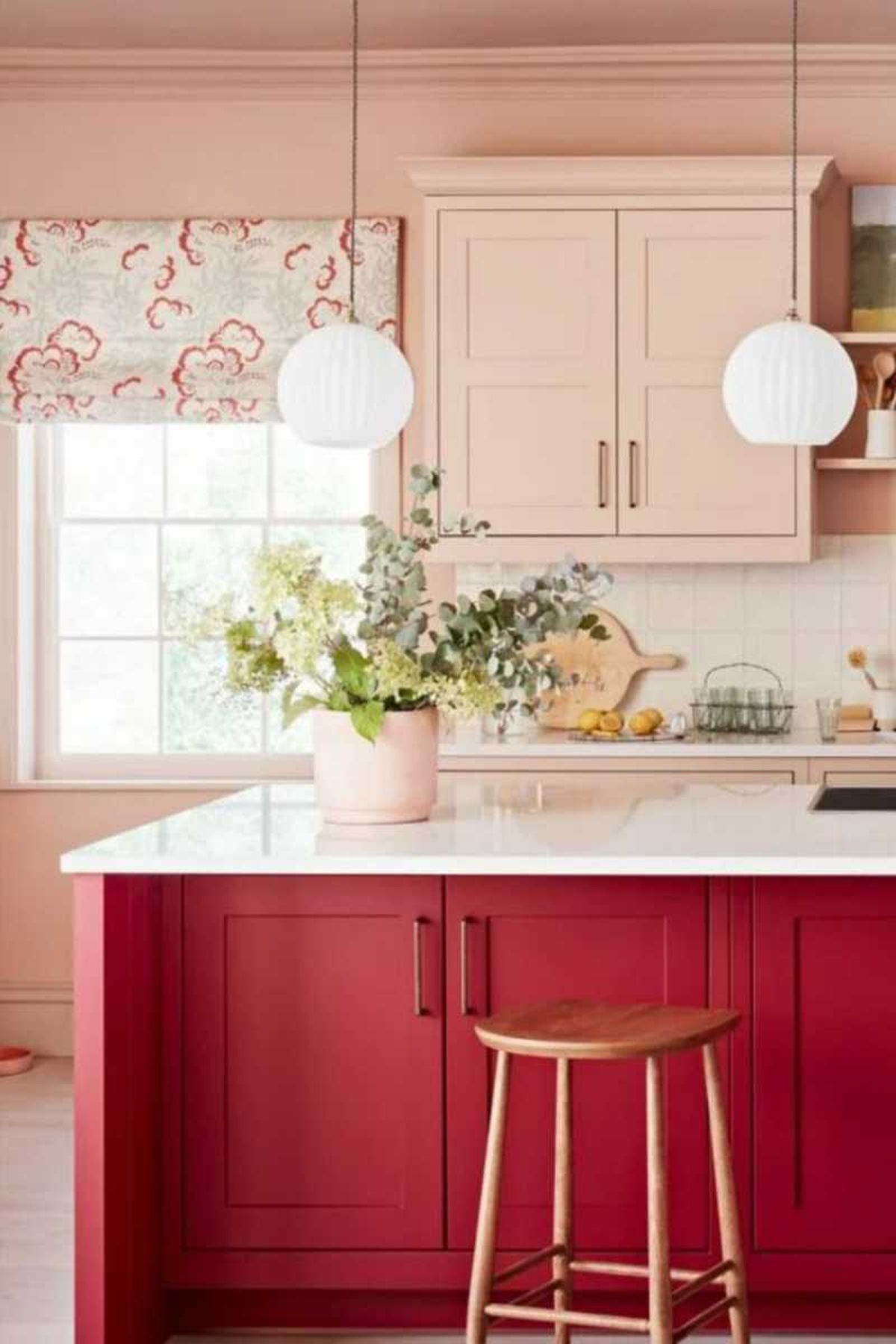 Cocina con decoración rosa frambuesa.