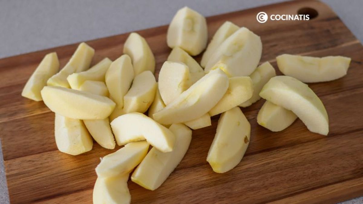 Manzanas peladas y cortadas en medias lunas