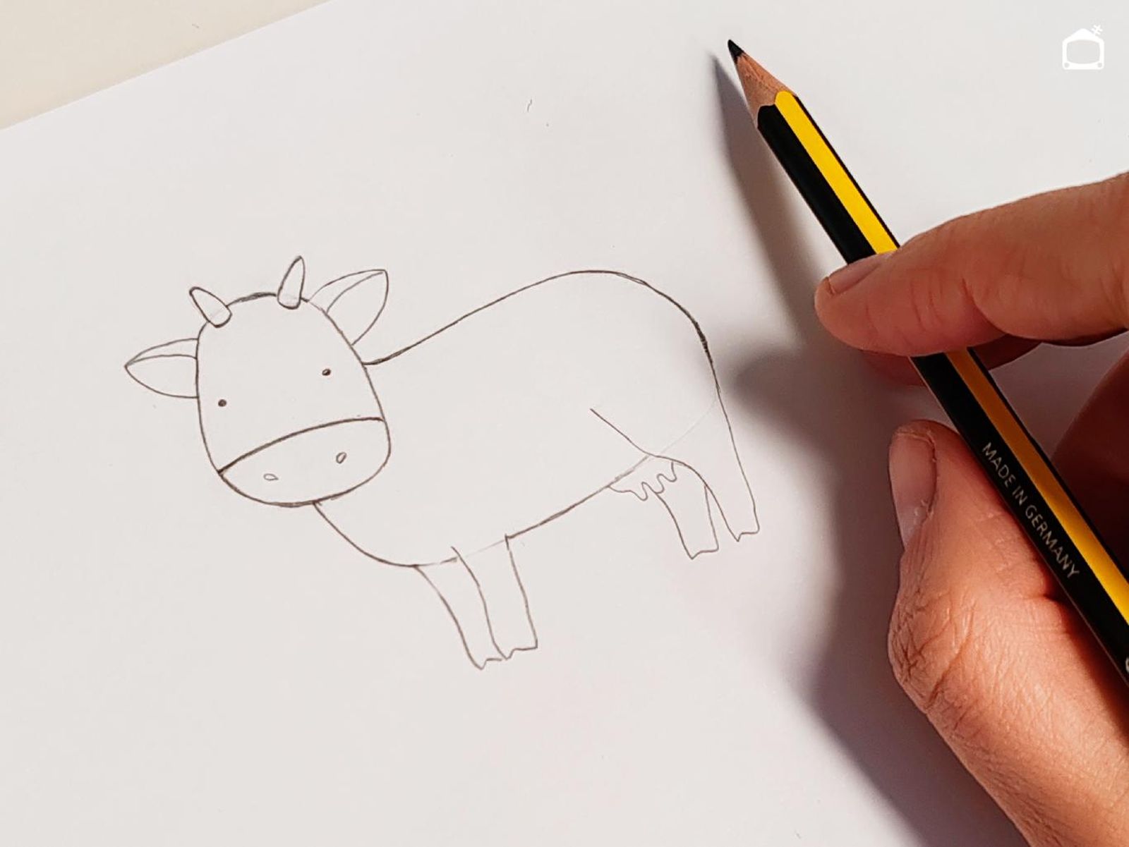 Paso cuatro para dibujar una vaca en estilo infantil. Paso cuatro para dibujar una vaca en estilo infantil.