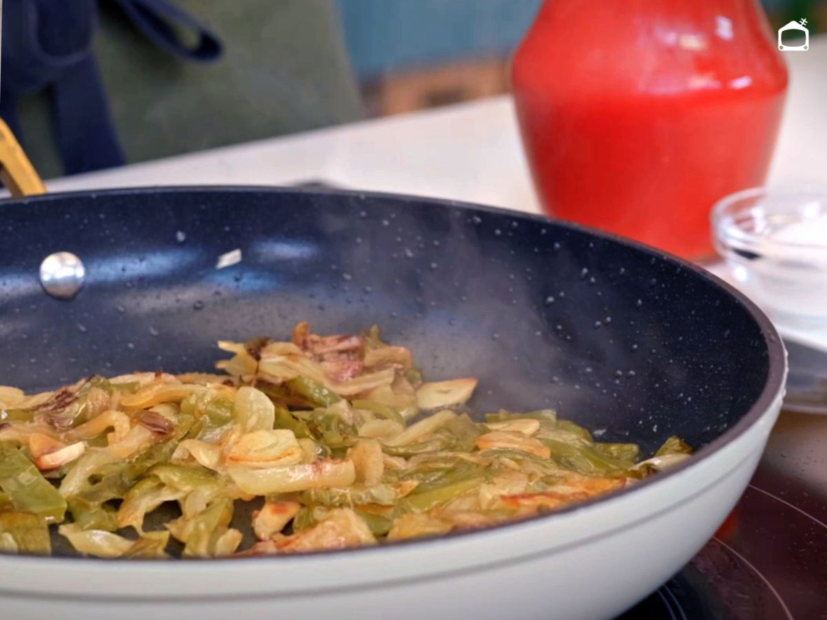 Pochar las verduras para hacer la salsa de tomate