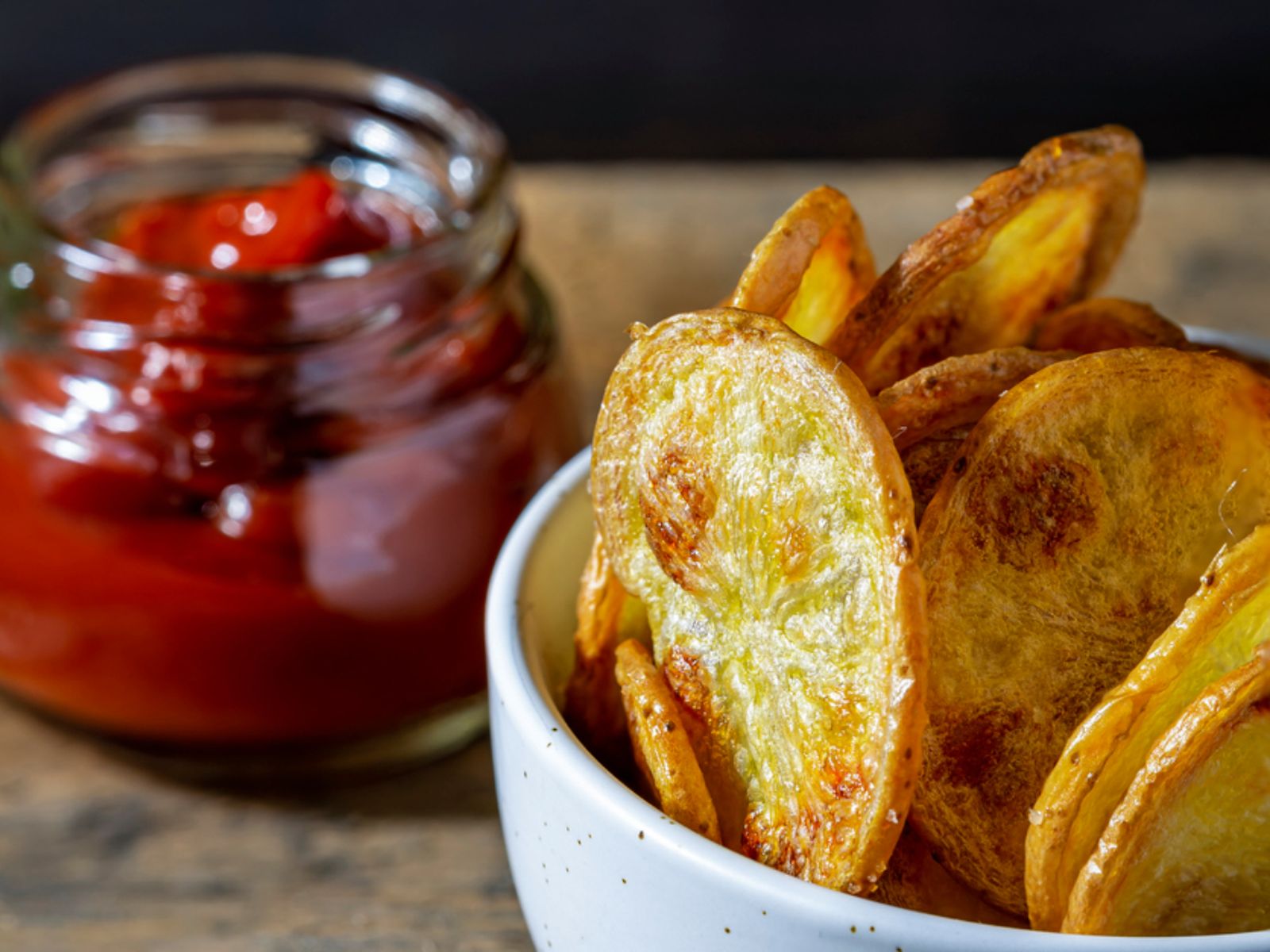 Chips caseras recién hechas acompañadas de salsa: puro placer crujiente.