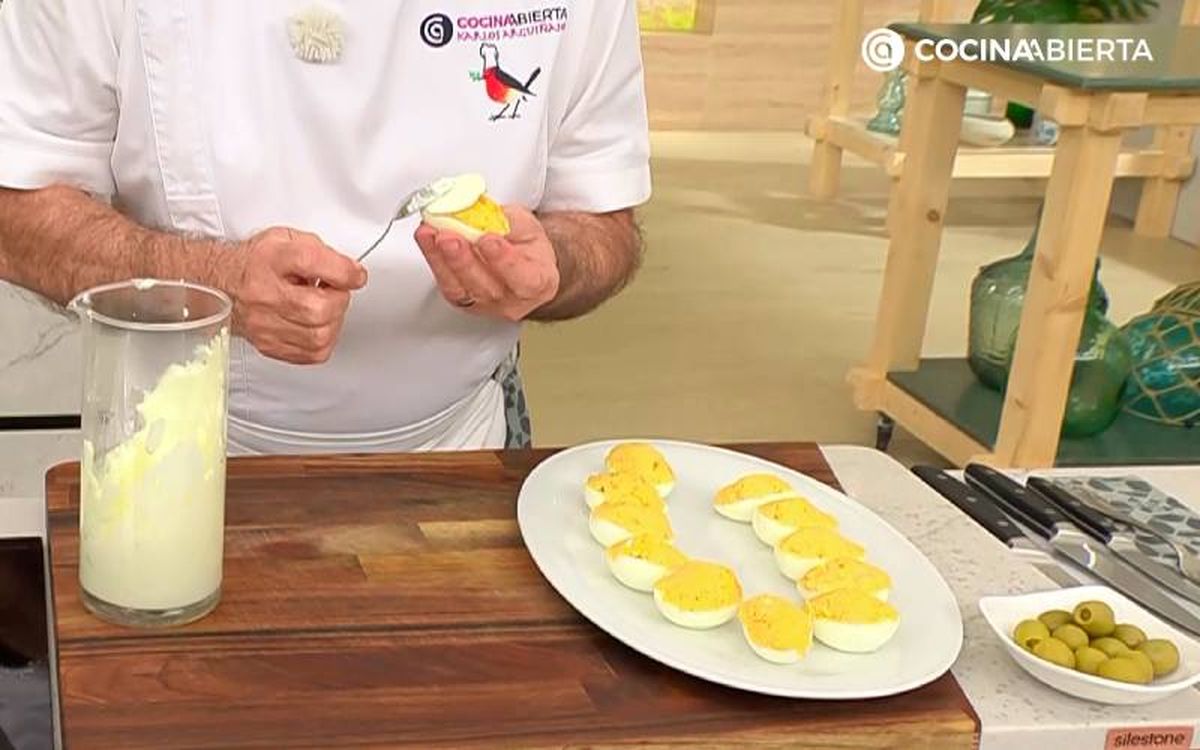 Elaboración de los huevos rellenos de atún- Rellenar los huevos