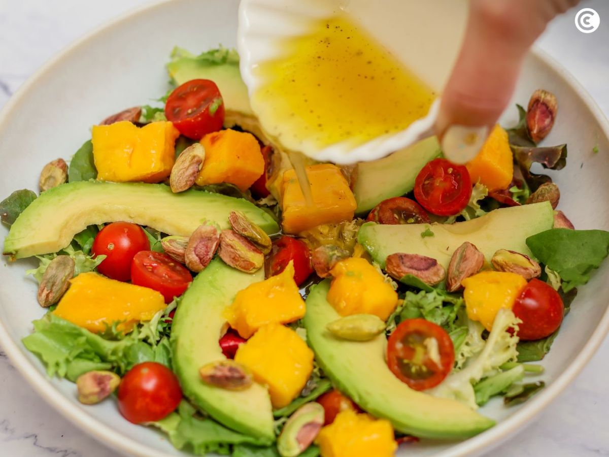 Aliñar la ensalada de mango y aguacate