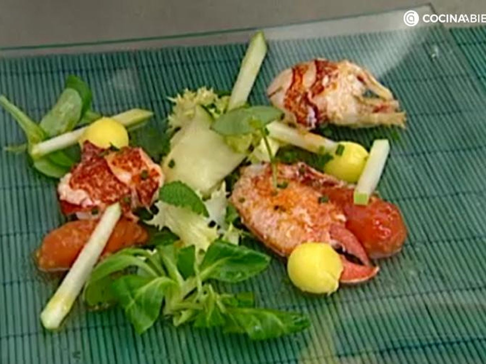 Añade varios trozos de bogavante en cada plato de ensalada Añade varios trozos de bogavante en cada plato de ensalada
