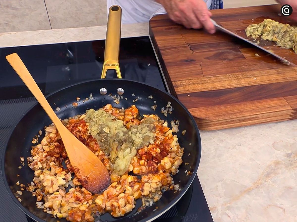 Preparar el relleno de pollo para las benjenas