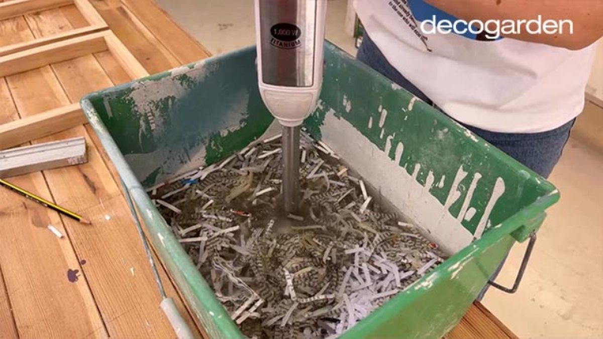 los trozos de papel en el agua para hacer papel reciclado.