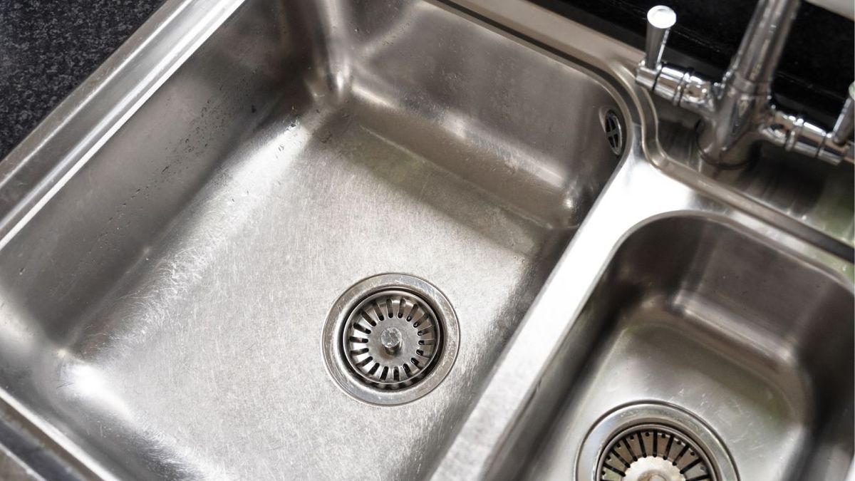 Fregadero con manchas de cal y agua