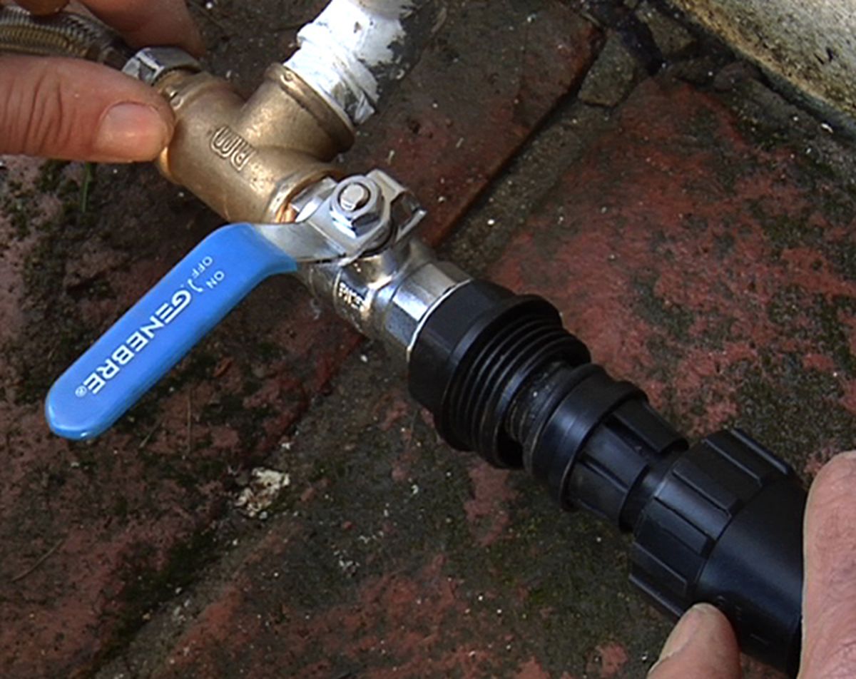 Instalar un grifo en el jardín paso 5