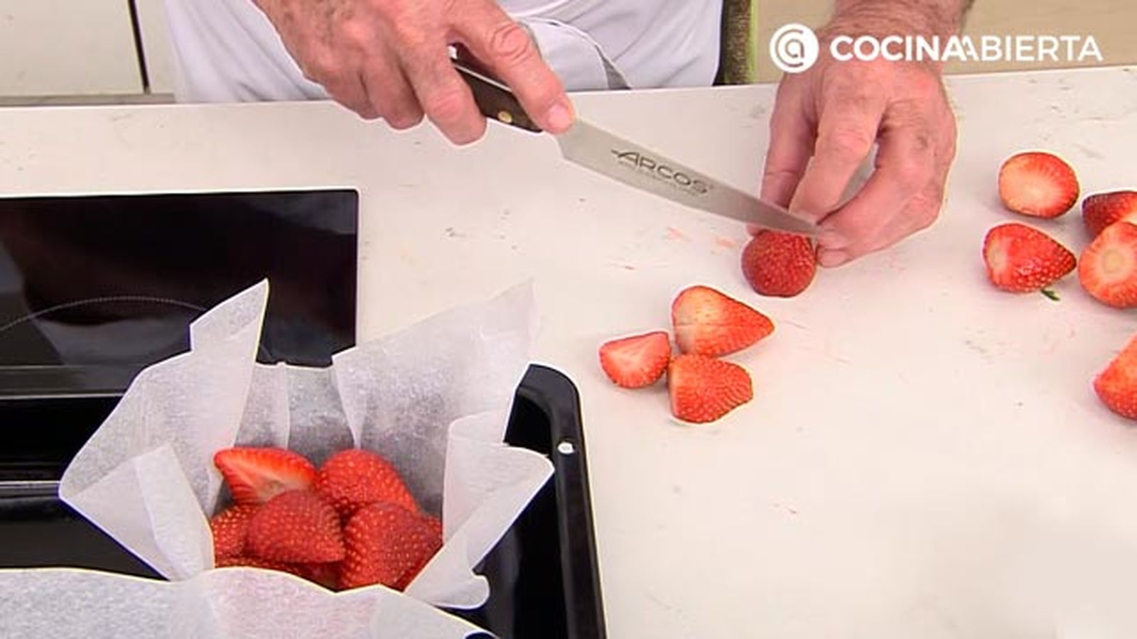 clafouits de fresas tarta francesa postre facil al horno karlos arguinano KARL67700321 paso1 clafouits de fresas tarta francesa postre facil al horno karlos arguinano KARL67700321 paso1