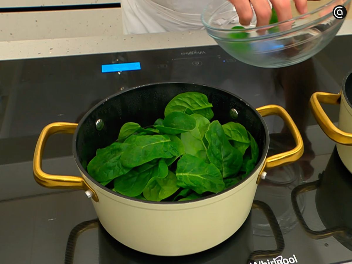 Cocina las espinacas, elimina el exceso de agua y reserva