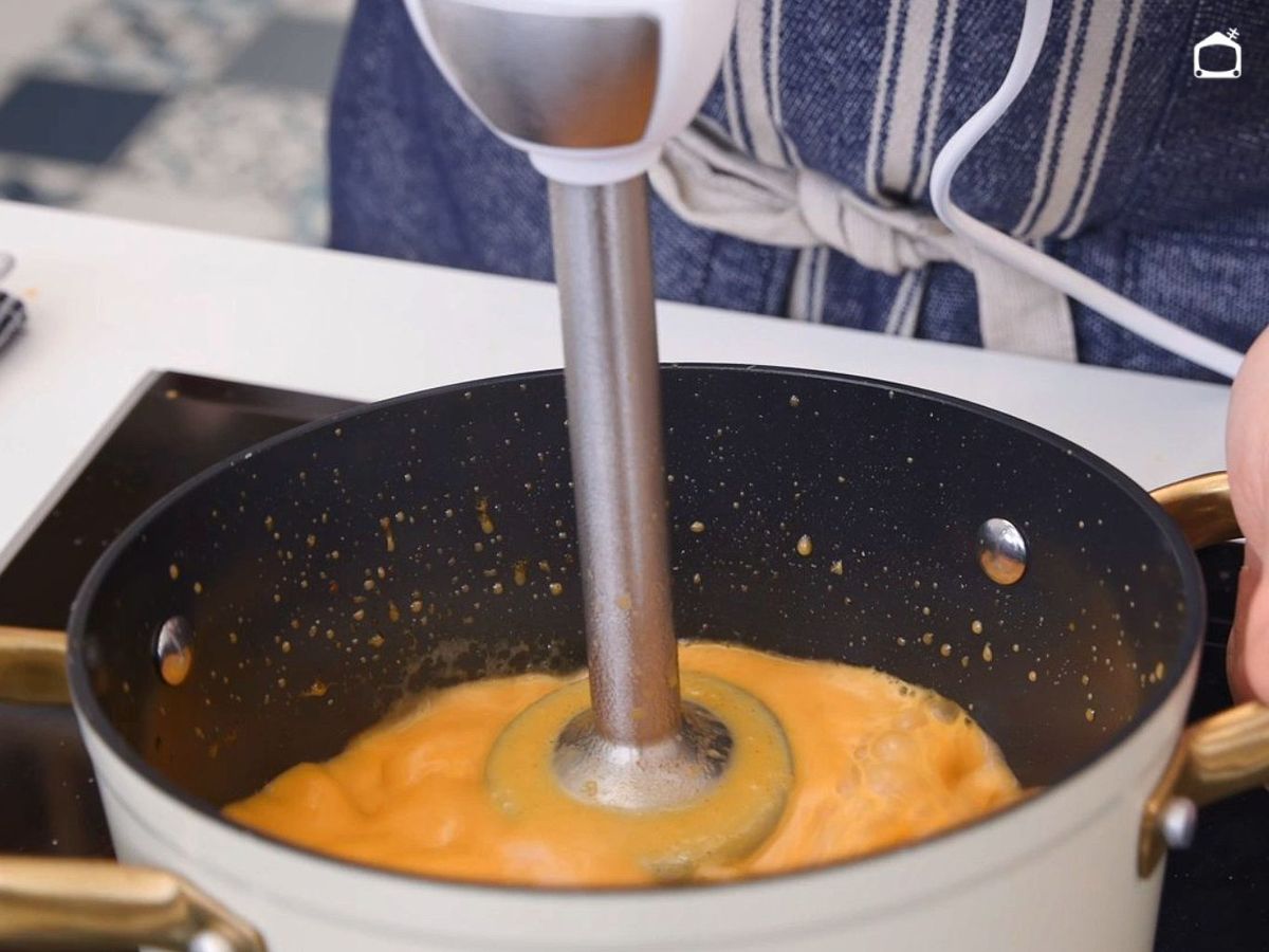Tritura la salsa de las albóndigas de choco