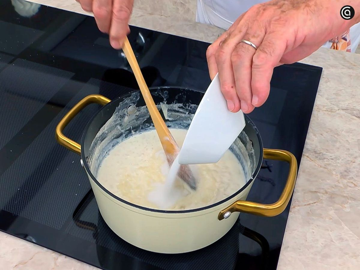 Añadir el azúcar al arroz con leche para hacer en crema